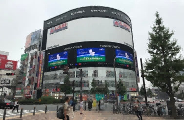 日本-东京新宿市中心商圈曲面大屏